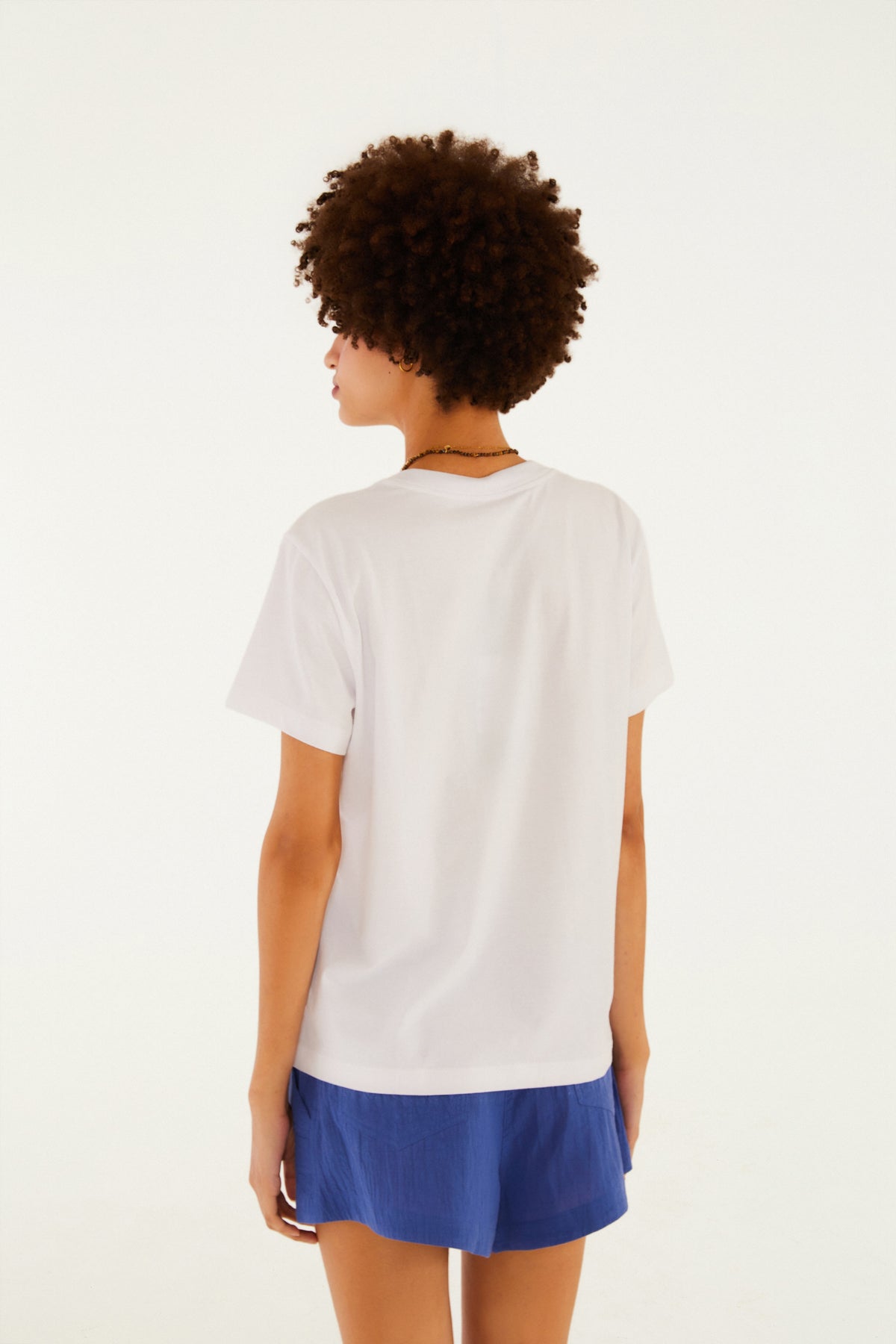 Camiseta Fit Arara Em Flores